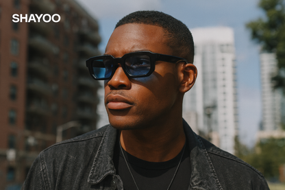 Homme portant lunettes bleues