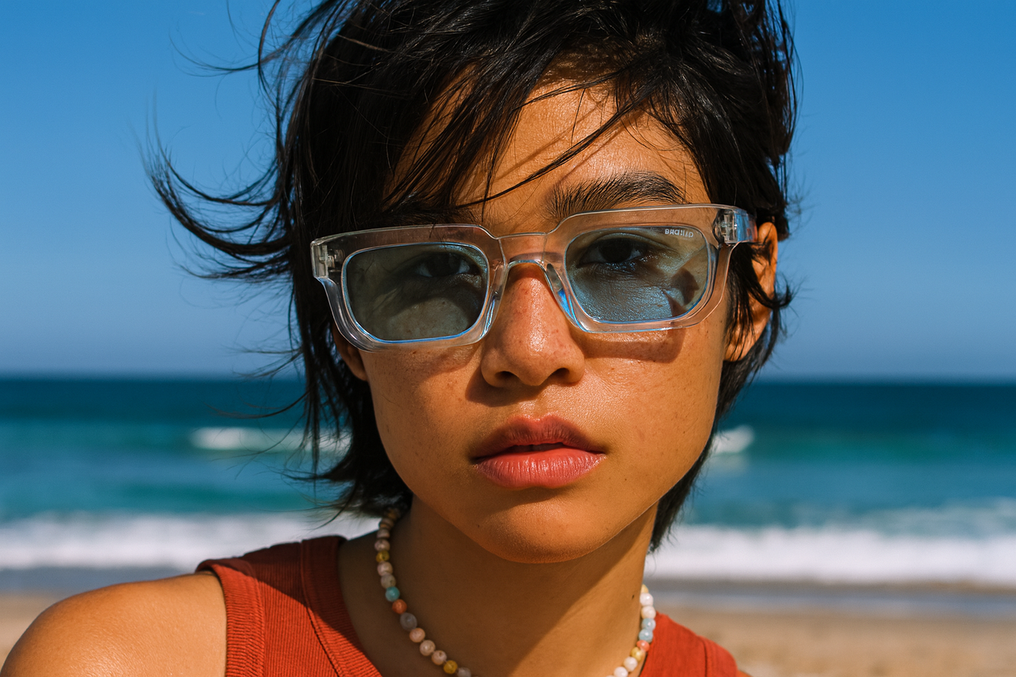 Personne portant lunettes bleu clair